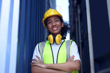 Kendine güvenen konteynırlar yükleyen kadın mühendis, kendine güvenen kadın ya da mühendis .