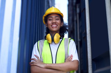 Kendine güvenen konteynırlar yükleyen kadın mühendis, kendine güvenen kadın ya da mühendis .