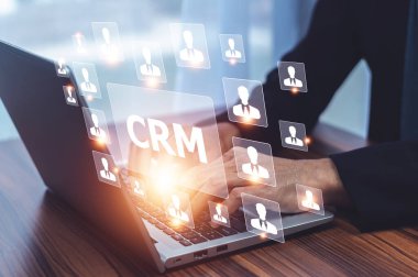 CRM Müşteri İlişkileri Yönetimi Konsepti, CRM Müşteri İlişkileri Yönetimi için ERP programını kullanan İşadamı