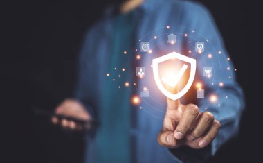 İş adamı sigorta konsepti. Koruyucu jestleri ve sigorta ikonlarıyla iş adamı