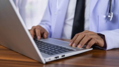 Doktorlar modern teknolojiyi kullanarak tedavi verilerini hastanenin veri depolama sistemine kaydetmek için bilgisayar kullanıyorlar..