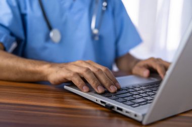 Doktorlar modern teknolojiyi kullanarak tedavi verilerini hastanenin veri depolama sistemine kaydetmek için bilgisayar kullanıyorlar..