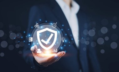 İş adamı internetten sigorta satın alır. Sigortası olan adam, ailesinin mali geleceğini bildiğinden emin hissetti. Beklenmedik olaylar karşısında korundu..