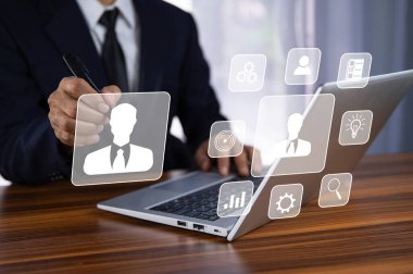 Bilgisayar kumandası kullanan yazılım mühendisi, site hizmetinde çalışan ekibe bağlı ofiste bulut hesaplama sistemi üzerinde çalışıyor..