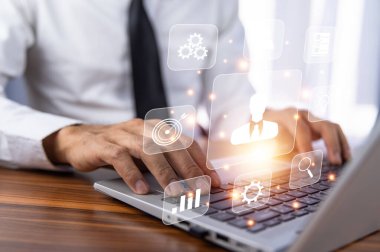 Bilgisayar kumandası kullanan yazılım mühendisi, site hizmetinde çalışan ekibe bağlı ofiste bulut hesaplama sistemi üzerinde çalışıyor..