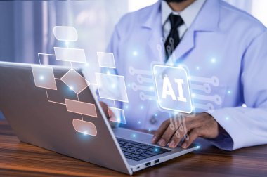 Tedavi planlaması için yapay zeka yönetimi kullanan doktor.