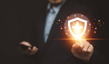 Gelecekteki sigorta konsepti için işadamı yatırımı sağlık sigortası, hayat sigortası, ev sigortası.