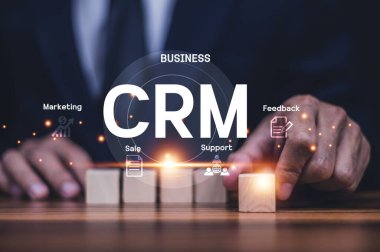 CRM Müşteri İlişkileri Yönetimi kavramı, İş pazarlaması için CRM yazılımı kullanan İşadamı, Müşteri Yönetimi.