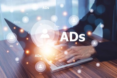 İnternetteki iş adamı ADS veya AD kampanyası İnternet E- posta ve SEO dijital pazarlama iletişimi tarafından afro sosyal medya pazarlaması.
