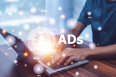 İnternetteki iş adamı ADS veya AD kampanyası İnternet E- posta ve SEO dijital pazarlama iletişimi tarafından afro sosyal medya pazarlaması.