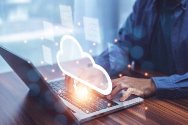 Gelecekteki Veri Ağı 'nda gösterilecek bulut transferi için internet sunucu hizmetlerine bağlı bilgisayar işi fikirleri için Cloud Computer teknolojisini ve depolamayı kullanan iş adamı.