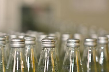 Makine işleme fabrikasında içecek şişesi.