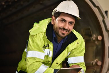 Ürün fabrikasında yönetici teftişi. Mühendis kontrol makinesi fabrikada. Fabrikada çalışan biri..