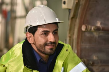 Ürün fabrikasında yönetici teftişi. Mühendis kontrol makinesi fabrikada. Fabrikada çalışan biri..