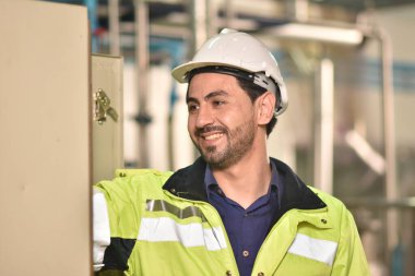 Ürün fabrikasında yönetici teftişi. Mühendis kontrol makinesi fabrikada. Fabrikada çalışan biri..