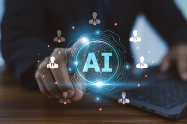 Yapay zeka teknolojisi kullanan işadamı, müşteri hedef yönetim sürecinin otomatik hale getirilmesine ve modernleştirilmesine yardımcı olur, manüel çabaların azaltılmasına ve işletmelerin kaynakları daha verimli şekilde tahsis etmesine olanak sağlar..