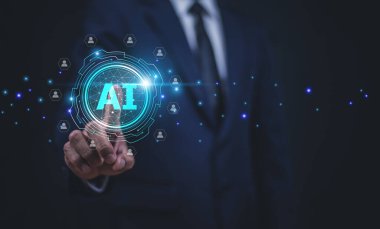 İş adamı müşteri hedef yönetimi için yapay zeka teknolojisi kullanır ve müşteri segmentasyonunu, pazarlama hassasiyetini ve müşteri ilişkileri yönetimini artırır..