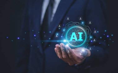 İş adamı müşteri hedef yönetimi için yapay zeka teknolojisi kullanır ve müşteri segmentasyonunu, pazarlama hassasiyetini ve müşteri ilişkileri yönetimini artırır..