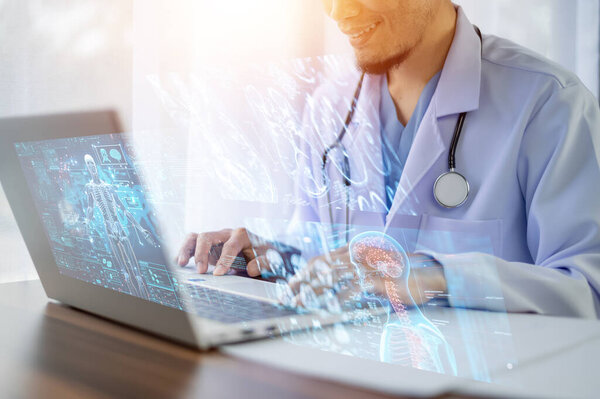 Врач с компьютерной арматурой передовой технологии, чтобы революционизировать медицинскую диагностику, планирование лечения и ухода за пациентами, обеспечивая точность и эффективность в оказании медицинской помощи.