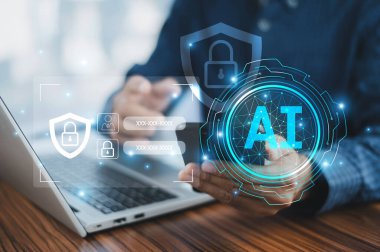 AI güdümlü siber güvenlik kullanan bir işadamı dijital tehditlere karşı korumayı artırır, hızlı tespit ve yanıt için gelişmiş teknolojiyi koz olarak kullanır, veri güvenliğini sağlar ve müşteriyi korur.
