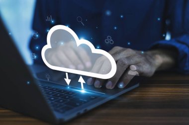 İşadamı, verilerin verimli yönetimi, karar verme mekanizmasının geliştirilmesi, operasyonların düzene sokulması ve organizasyon içindeki yeniliklerin teşvik edilmesi için yapay zeka teknolojisi ve bulut hesaplamasından yararlanıyor..