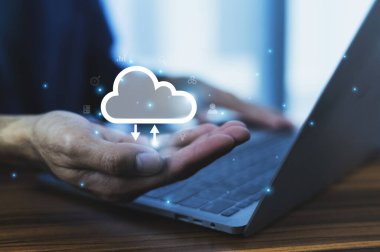 İşadamı, verilerin verimli yönetimi, karar verme mekanizmasının geliştirilmesi, operasyonların düzene sokulması ve organizasyon içindeki yeniliklerin teşvik edilmesi için yapay zeka teknolojisi ve bulut hesaplamasından yararlanıyor..