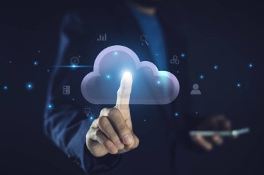 İşadamı, verilerin verimli yönetimi, karar verme mekanizmasının geliştirilmesi, operasyonların düzene sokulması ve organizasyon içindeki yeniliklerin teşvik edilmesi için yapay zeka teknolojisi ve bulut hesaplamasından yararlanıyor..