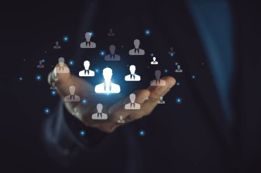 İş adamı, müşteri ilişkilerini kişiselleştirmek, müşteri ihtiyaçlarını tahmin etmek, memnuniyeti artırmak, destek süreçlerini düzene sokmak ve genel müşteri deneyimlerini geliştirmek için yapay zeka teknolojisini kullanır..