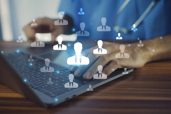 Врач использовал передовые технологии ИИ для управления данными пациентов, обеспечения точной записи, оптимизации рабочих процессов и быстрого доступа к критической медицинской информации для улучшения ухода за пациентами.