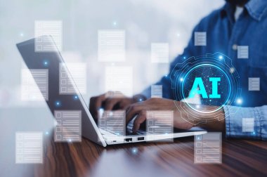 Bilgisayarda dijital yapay zekanın modern teknolojide veri işleme ve belge yönetimine entegrasyonunu temsil eden yapay zeka arayüzü ile yazı yazan eller.