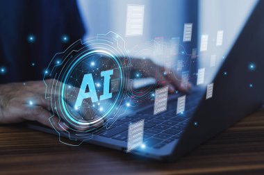 Yapay zekanın modern iş çözümlerine entegrasyonunu sembolize eden yapay zeka teknolojisini gösteren fütüristik dijital arayüzlü bilgisayar laptopu kullanan yakın çekim eli.