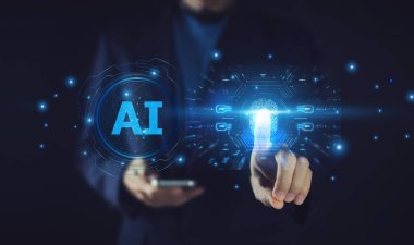 İş adamı stratejik olarak yapay zeka destekli siber güvenlik çözümlerini şirketin dijital çerçevesine entegre ederek, gizli verilerin kapsamlı bir şekilde korunmasını ve risklerin azaltılmasını sağlıyor..