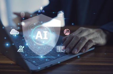 İş adamı, iş operasyonlarını korumak ve veri bütünlüğünü sağlamak için güvenlik yönetimi için yapay zeka teknolojisini birleştirdi.