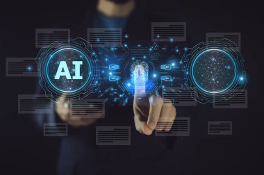 İş adamı, güvenlik sistemlerini geliştirmek, hassas iş verilerini siber tehditlerden ve ihlallerden korumak için yapay zeka teknolojisini kullanıyor.