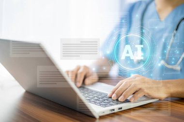 Yapay zeka teknolojisi veri yönetimi kullanan doktor, büyük miktarlarda tıbbi veriyi analiz ederek, daha hızlı teşhis ve kişiselleştirilmiş tedavi planları yaparak hasta bakımını geliştirir..