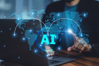 İşadamı lojistik yönetiminde tedarik zinciri operasyonlarını optimize etmek, dağıtım sürelerini azaltmak ve müşteri memnuniyetini artırmak için yapay zekayı kullanıyor.