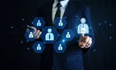 İş adamı müşteri ilişkilerini geliştirir ve sağlam bir CRM sistemi koyarak iş başarısını sürdürür. Müşteri ilişkileri yönetimi