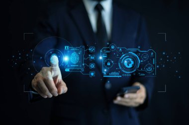 İş adamı, veri korumasını artırmak ve dijital işlemleri düzene sokmak için parmak izi taraması gibi gelişmiş yapay zeka teknolojisi ve biyometrik güvenlik sistemleri kullanıyor..