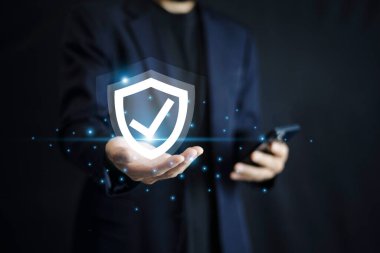 İşadamı gelişmiş siber güvenlik kalkanına sahip cep telefonu teknolojisini kullanarak hassas verilerin korunmasını ve dijital ortamın potansiyel tehditlere karşı korunmasını sağlıyor..