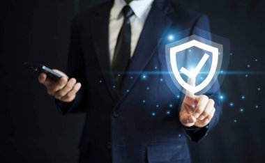İşadamı gelişmiş siber güvenlik kalkanına sahip cep telefonu teknolojisini kullanarak hassas verilerin korunmasını ve dijital ortamın potansiyel tehditlere karşı korunmasını sağlıyor..