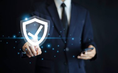 İşadamı gelişmiş siber güvenlik kalkanına sahip cep telefonu teknolojisini kullanarak hassas verilerin korunmasını ve dijital ortamın potansiyel tehditlere karşı korunmasını sağlıyor..