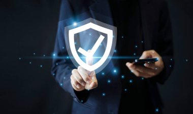 İşadamı gelişmiş siber güvenlik kalkanına sahip cep telefonu teknolojisini kullanarak hassas verilerin korunmasını ve dijital ortamın potansiyel tehditlere karşı korunmasını sağlıyor..