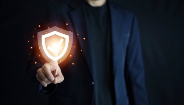 İşadamı dijital arayüz üzerinde gelişmiş güvenlik doğrulama teknolojisi kullanarak güvenli erişim ve veri koruması sağlıyor.