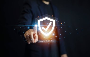 İşadamı dijital arayüz üzerinde gelişmiş güvenlik doğrulama teknolojisi kullanarak güvenli erişim ve veri koruması sağlıyor.
