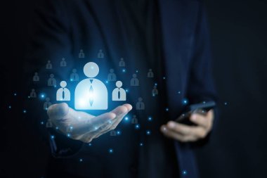 Yönetici belirli müşteri gruplarını hedef almak için pazar segmentasyonunu kullanır. CRM müşteri ilişkileri yönetimi.