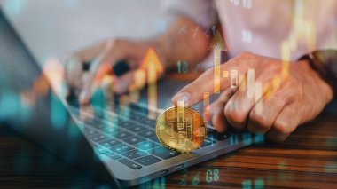 Bitcoin yatırım fırsatlarını araştıran işadamı, kazık saplama ve ticaret stratejileri yoluyla pasif gelir elde etmek için