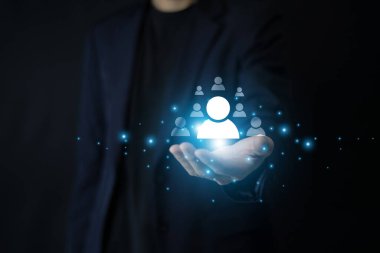 Müşteri davranışlarını analiz etmek için CRM kullanan bir işadamı, işletmelerin pazarlama stratejilerini geliştirmesine ve satışları etkili bir şekilde artırmasına olanak sağlıyor. Müşteri ilişkileri yönetimi kavramı.