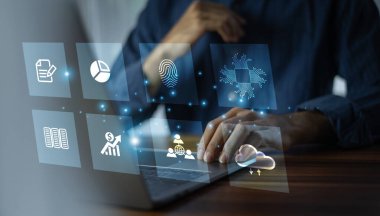 AI yönetimi, iş akışlarını otomatikleştirerek, veri içgörülerini analiz ederek ve dijital başarı için stratejik karar verme mekanizmasını geliştirerek iş süreçlerini dönüştürür..