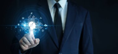 İş dünyasının profesyonel etkileşimi yapay zeka ile çalışan holografik arayüzler, gerçek zamanlı finansal verileri ve pazar eğilimlerini analiz etmek, modern ofis ortamı, gelecekteki teknoloji kavramı