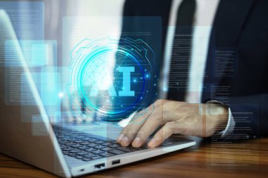 Yapay zeka programcılara kod üretimini otomatikleştirerek ve geliştirme süresini kısaltarak yardım eder. Yapay zeka, performansı analiz ederek ve iyileştirmeler önererek kod optimizasyonunu artırır.